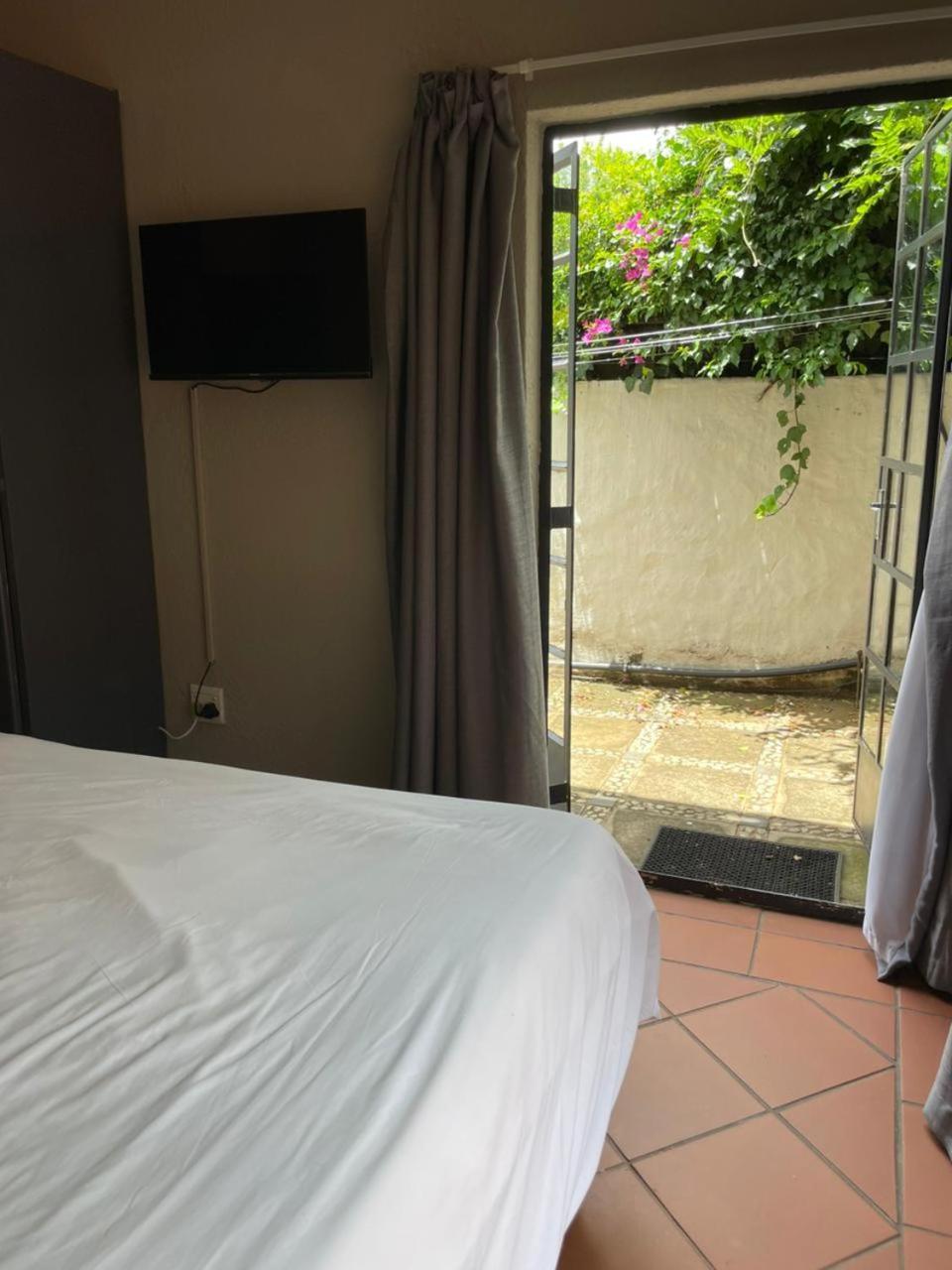 Hotel The Wild Peach - Menlyn à Pretoria-Noord Extérieur photo